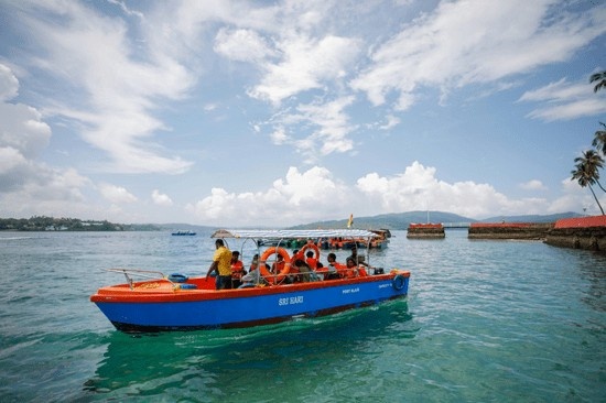 Andaman Sea Sightseeing Boat Tour with Travelers